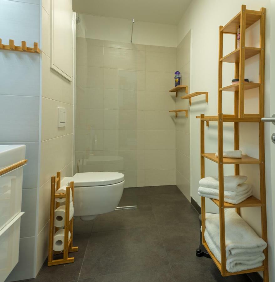 Yellow Flower Apartment With Pool - 5 Min To Lake Wien Ngoại thất bức ảnh