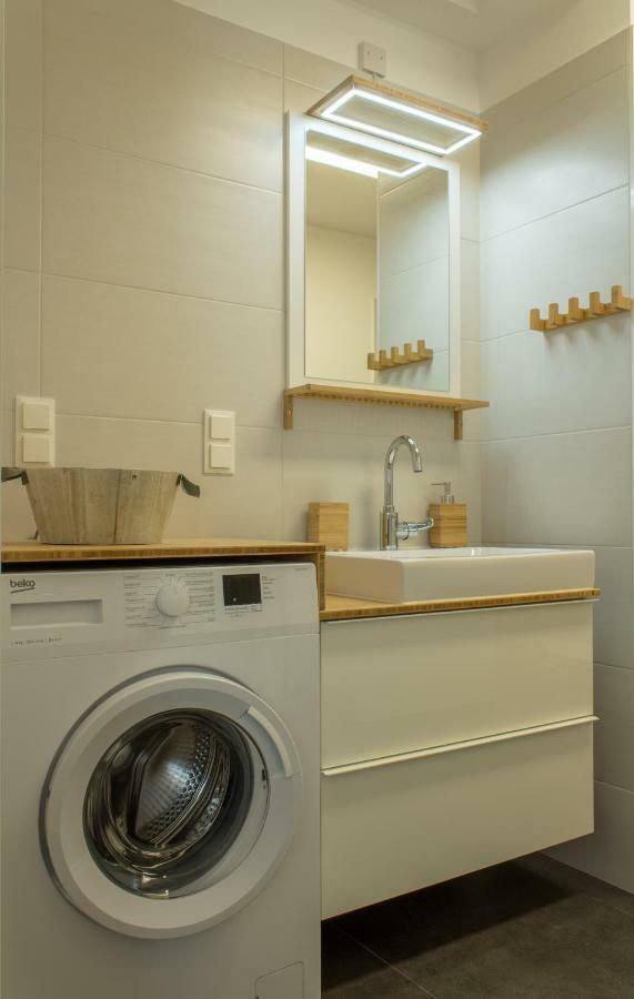 Yellow Flower Apartment With Pool - 5 Min To Lake Wien Ngoại thất bức ảnh