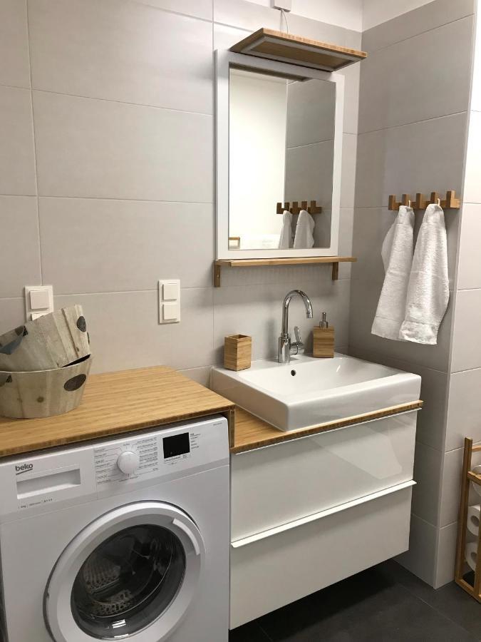 Yellow Flower Apartment With Pool - 5 Min To Lake Wien Ngoại thất bức ảnh